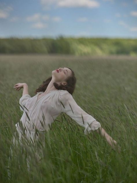 Nature Photoshoot, Pose Fotografi, Metal Welding, Trik Fotografi, Natural Beauty Tips, Nature Girl, 인물 사진, The Grass, Photography Inspo