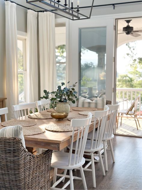 Coastal Dinning Room, Coastal Farmhouse Dining Room, Estilo Charleston, Beach House Dining Room, Color Spotlight, Dining Room Paint Colors, Modern Coastal Home, Coastal Dining Room, Coastal Dining