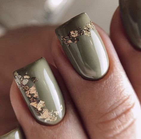 Green Nails With Gold, Stylish Nails Designs, Green Nail, Pretty Nail Art Designs, Gel Nail Designs, Elegant Nails, Fabulous Nails, Chic Nails, Fancy Nails