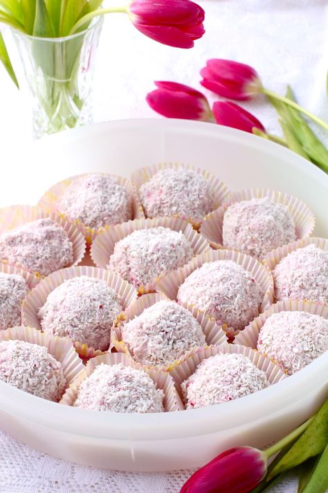 Schneeballen Recipe, Cream And Berry Filled Pastry Balls, Cake Whipped Cream, German Baking, Raspberry Filling, Paper Cupcake, How To Double A Recipe, Shredded Coconut, Sponge Cake