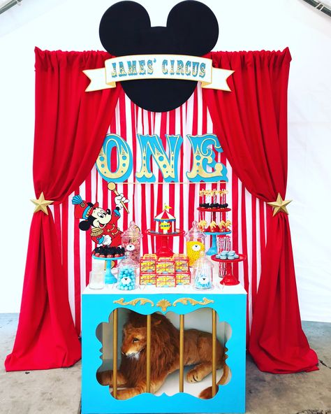 Mickey Carnival Birthday Party, Mickey Circus Birthday Party, Mickey Mouse Circus Theme Party, Mickey Mouse Carnival Party, Circus Birthday Party Theme, Mickey Mouse First Birthday, Circus Decorations, Baby Birthday Ideas, Circus Theme Party