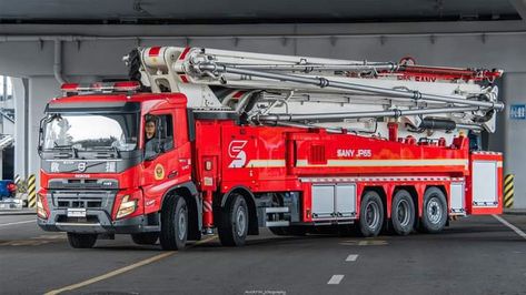 Wild Land Firefighter, Futuristic Fire Truck, Antique Fire Truck, Wildland Firefighting, Antique Fire Trucks, Police Vehicles, Rescue Vehicles, Fire Apparatus, Fire Station