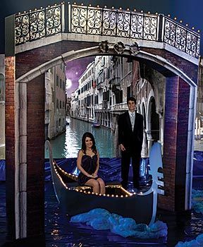 Italian Party Decorations, Homecoming Inspo, Gondola Boat, Italian Themed Parties, Prom Backdrops, Italian Night, Venice Photos, Italian Party, Italian Theme