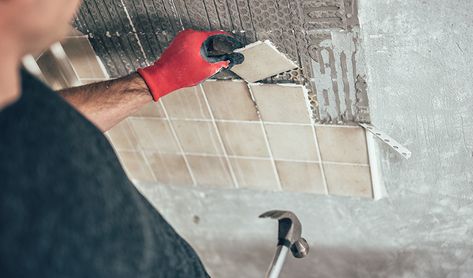 Changing or removing your tile backsplash is a task that requires careful attention. Learn how to remove kitchen tile backsplash without damaging your drywall. Remove Kitchen Wall, Removing Bathroom Tile, Remove Tile Backsplash, Remove Tile, How To Clean Stone, Glass Tiles Kitchen, Glass Tile Backsplash Kitchen, Refinish Countertops, Putty Knife