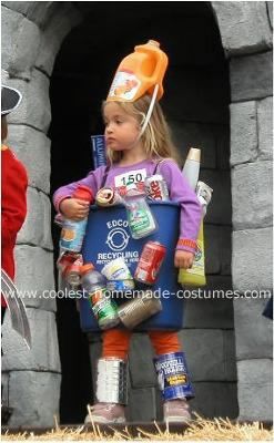 Homemade Recycling Bin Costume: While helping to take out the recycling in September, my daughter started playing with some of the containers and the idea just came to me to make her 3 People Halloween Costumes, Vocabulary Parade, Patriotic Costumes, 3 People Costumes, Sibling Halloween Costumes, Recycled Costumes, Sibling Costume, Costume Carnaval, Halloween Costumes For 3