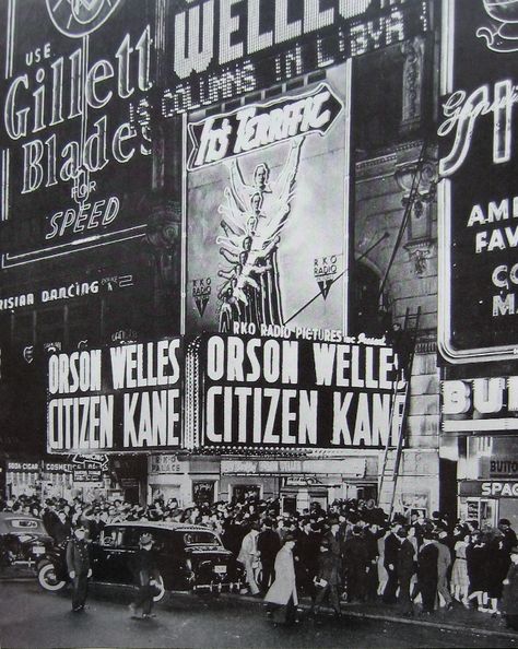 Orson Welles' 1941 "Citizen Kane" changed cinematography and story-telling forever! Vintage Movie Theater, People On The Street, Richard Hamilton, Movie Marquee, Damien Chazelle, Citizen Kane, Septième Art, Orson Welles, I Love Cinema