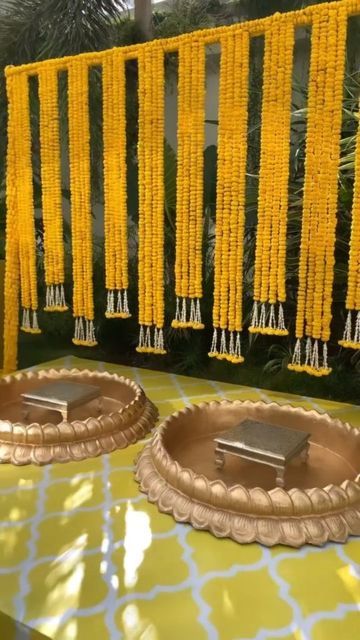 Haldi Ceremony Decorations Outdoor Simple, Haldi Function Decoration Ideas, Haldi Simple Decoration, Simple Haldi Decoration At Home Terrace, Haladi Shastra Decoration, Gaye Holud Decorations, Haldi Home Decor Ideas, Haldi Ceremony Decorations Indoor, Simple Mehendi Decor