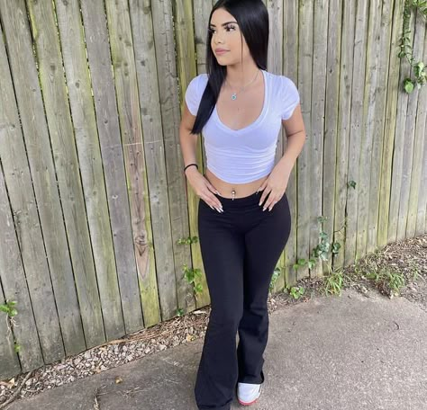 Flare Pants Latina, Grey Flared Leggings Outfit Latina, Latina Bootcut Jeans Outfit, Black Flared Leggings Outfit Latina, Black Flair Leggings Outfit, Gray Flare Pants Outfit, Latina Fits For School, Latina School Outfits Highschool, Basic Latina Outfits