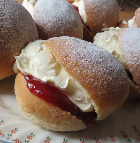 Cornish Splits Cream Bun, British Recipes, Baking Treats, The English Kitchen, Recipe Generator, English Kitchen, English Kitchens, Bread Making, Cream Tea