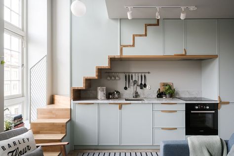 Kitchen Near Stairs, Apartment Loft Ideas, Flower Hill, Small Apartment Plans, Cube House, Tiny House Stairs, Apartment Plans, Interior Stairs, Mini Kitchen