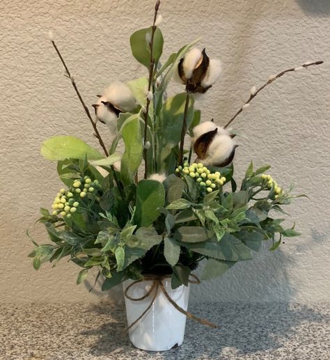 Cotton Arrangements Decor, Dining Table Centerpiece Elegant, Green And White Table Decor, Country Table Centerpieces, Farmhouse Arrangements, Cotton Centerpiece, White Table Decor, Farm Table Decor, Woodland Centerpiece