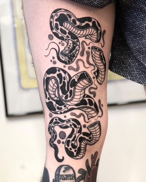 Black Work Snake Tattoo, Big Snake Tattoo, Blackwork Snake Tattoo, Blackwork Tattoo Design Ideas, Big Tattoos, Traditional Snake Tattoo, American Traditional Tattoo Ideas, Traditional Tattoo Ideas, Snake Tattoos