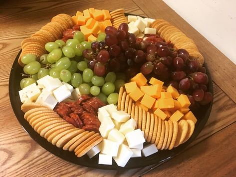 Fruit Cheese And Cracker Platter, Fall Fruit And Cheese Platter, Round Meat And Cheese Platter, Cheese And Cracker Tray Ideas Simple, Cheese Trays Display Presentation, Cracker And Cheese Platter Ideas, Board Snacks, Fruit And Cheese Platter, Cheese And Cracker Platter