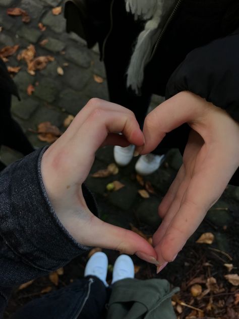 Duo Poses Faceless, Heart Duo Pose, Heart Pose Hands, Faceless Duo Pics, Couple Heart Hand Pose, Duo Picture Poses, Heart Hands Pose, Autumn Leaves Aesthetic, Poses Duo