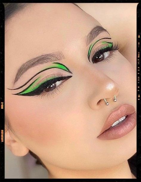 Eyeliner Tutorial Winged, Eyeliner Tutorial For Beginners, Easy Eyeliner, Cat Eye Eyeliner, Dramatic Eyeliner, Eye Eyeliner, Eye Makeup Images, Neon Makeup, Cute Eye Makeup