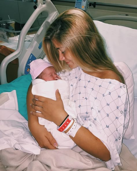 Yasmyn on Instagram: “Welcome to the world Laela Juliana��🌏 got you out in less than an hour after getting to the hospital with no epidural because that’s how it’s…” No Epidural, Teen Parents, Baby Hospital Pictures, Heal Your Soul, Christmas Posts, I Want A Baby, Hospital Pictures, Wanting A Baby, Teen Pregnancy