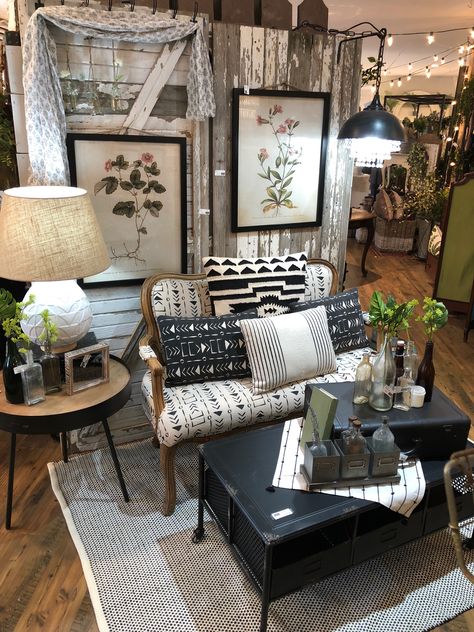 Black And White Booth Display Ideas, Home Decor Store Display, Small Vintage Booth Display, Vintage Booth Staging, How To Set Up A Booth At An Antique Mall, Corner Antique Booth Display, Antique Mall Booth Staging, Southern Charm Decor, Vintage Shop Display