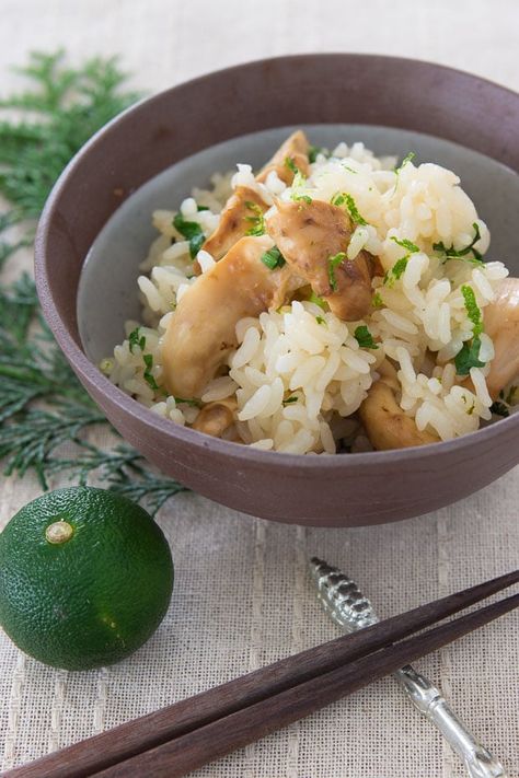 Matsutake gohan (松茸ご飯) or pine mushroom rice is a uniquely fragrant fall delicacy that embodies the essence of Japanese cuisine. Autumn Rice, Recipes Mushrooms, Japanese Mushroom, Vegan Japanese Food, Rice Japanese, Mushroom Rice, Japanese Recipe, Japanese Recipes, Japanese Rice