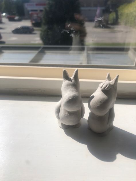 #moomin #clay #couple #cute Clay Statues Diy, Clay Moomin, Moomin Pottery, Moomin Diy, Moomin Ceramic, Self Hardening Clay Ideas, Ceramic Monsters, Moomin Mugs, Couple Cute