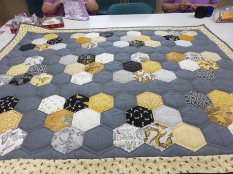 .:The busy bee. Honeycomb shaped hexi's, a double flange binding, outline quilting...what's not to love? Google Images, I Would Never...:. Bee Themed Quilt Patterns, Bee Themed Quilts, Hex Quilts, Flange Binding, Quilted Garments, Hexi Quilt, Quirky Quilts, Hexie Patterns, Bumble Bee Craft