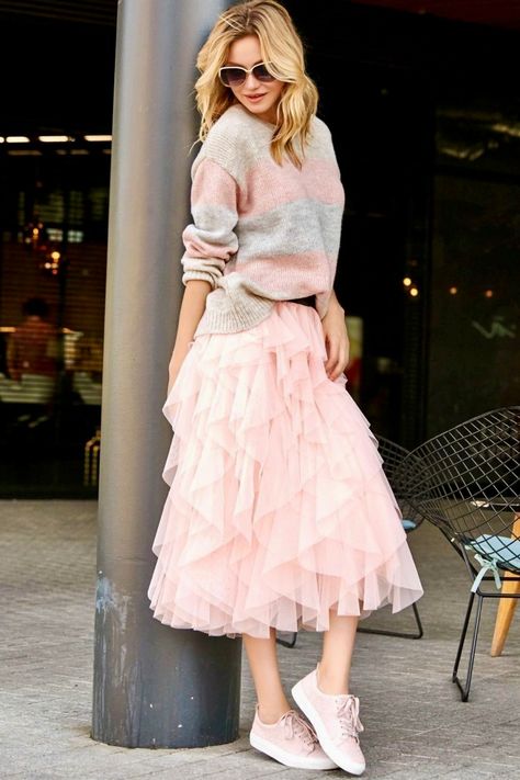 Pink Tulle Skirt Outfit, Tutu Skirt Outfit, Tulle Skirts Outfit, Gonna In Tulle, Pink Tulle Skirt, Tulle Skirts, Casual Outfit Inspiration, Skirt And Sneakers, Looks Chic