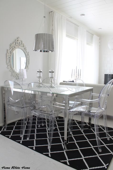 Glass Kitchen Table, White Plastic Chairs, Clear Chairs, Ghost Chairs, Dining Room Ideas, Home White, Bathroom Inspiration Decor, White Home, House Room