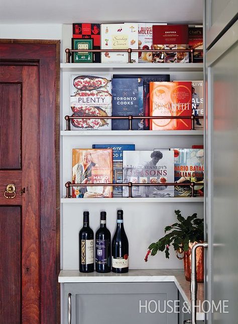 20 stunning ways to store books in your kitchen, including this gorgeous custom bookshelf! Cookbook Collection Display, Cookbook Shelves, Cookbook Display, Kitchen Bookshelf, Unique Apartment, Cookbook Storage, Cookbook Shelf, Farm Chic, Sarah Richardson Design