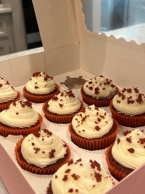 Red Velvet Cupcake Aesthetic, Red Velvet Cupcakes Aesthetic, Cupcakes Decoration Aesthetic, Aesthetic Cupcakes, Cupcake Aesthetic, Pretty Baking, Ava Chen, Cupcakes Red Velvet, Cupcake Photography