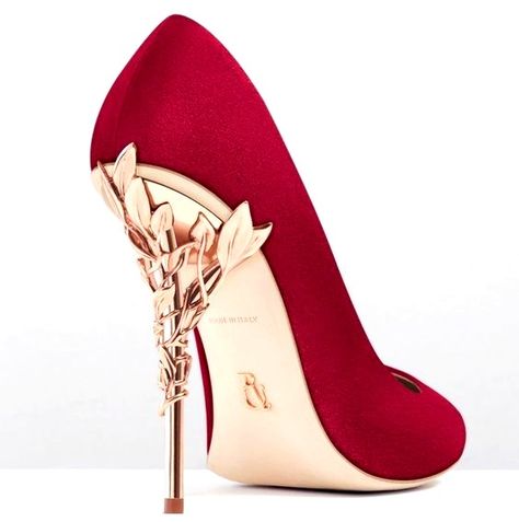 Ralph & Russo red-gold heels! Gorgeous! Ralph And Russo Heels, Rose Gold Pumps, Gianmarco Lorenzi, Outfits Edgy, Dr Shoes, Tshirt Quilt, Ralph And Russo, Prom Heels, Jimmy Choo Heels