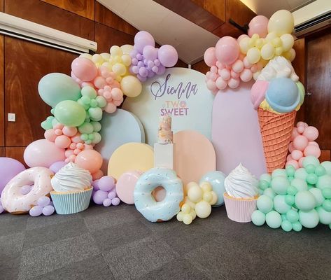 Jo's Signs by Design on Instagram: “This setup is crazy sweet!⁠ ⁠ Happy Birthday to Sienna 🍭⁠ ⁠ Decals jossignsbydesign ⁠ Styling and Balloons @dazzlingballoonsbyjen ⁠…” Ice Cream Birthday Party Theme, Event Stickers, Candy Theme Birthday Party, Stickers Name, Candy Land Birthday Party, Ice Cream Birthday Party, Ice Cream Theme, Candyland Birthday, Wall Art Sticker