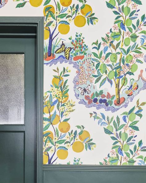 Diy Kitchen Makeover Ideas, Vintage Kitchen Remodel, Diy Kitchen Makeover, Budget Kitchen Makeover, Citrus Garden, Kitchen Diy Makeover, Josef Frank, Iconic Wallpaper, Budget Kitchen