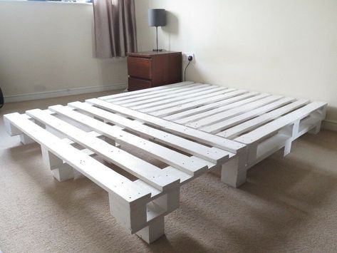 White Double Bed, Small Room Diy, Wooden Pallet Beds, Pallet Bed Frames, Euro Pallets, Pallet Beds, Pallet Bed, Bathroom Organization Diy, Organization Diy