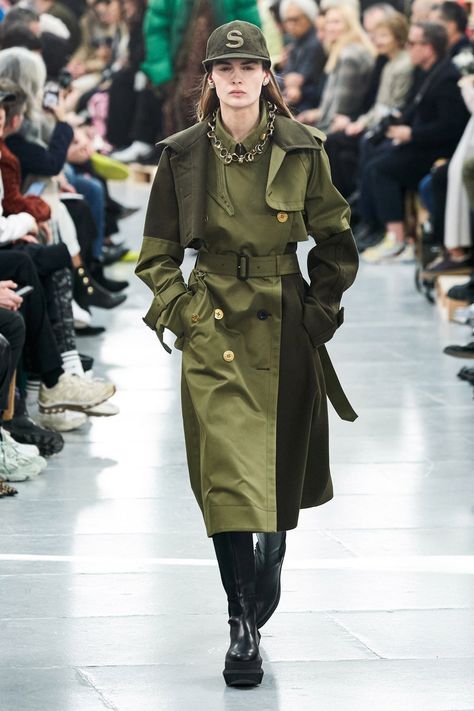 Sacai Pre-Fall 2020 collection, runway looks, beauty, models, and reviews. Army Look, Military Looks, Army Fashion, Moda Paris, Moda Chic, Vogue Russia, 2020 Fashion, Clothes Women, Fashion Show Collection