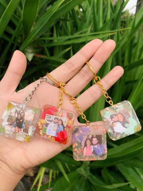 Resin Photo Keychain, Photo With Flowers, Keychain With Photo, Keychain Picture, Flowers Keychain, Aesthetic Keychain, Keychain Aesthetic, Keychain Photo, Resin Photo