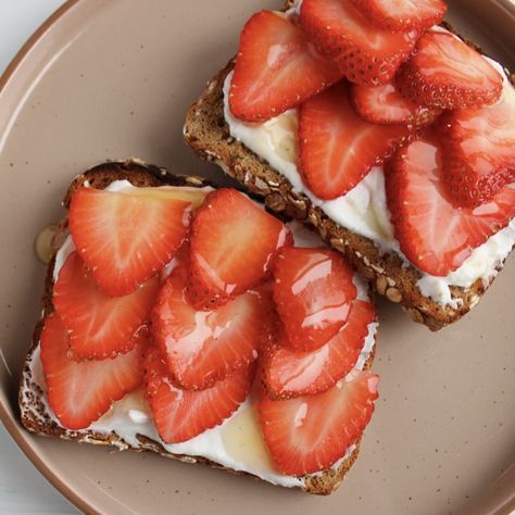 Toast with Strawberries and Honey Strawberry Toast Breakfast, Toast With Strawberries, Strawberry Toast, Strawberry Honey, Peanut Butter Toast, Jam Toast, Sea Food Recipes, Honey Toast, Bad Brain