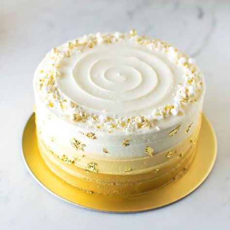 Golden Anniversary Cake, Splatter Cake, Wedding Cake Gold, Golden Birthday Cakes, Silver Sprinkles, Sprinkles Birthday Cake, Edible Luster Dust, Cake With Gold, Striped Cake