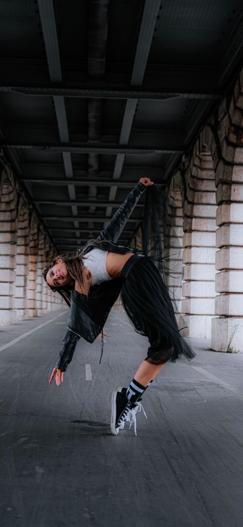 Figure Skating Photoshoot, Street Dance Photography, Hip Hop Dance Poses, Hiphop Dancer, Oc Poses, Dance Photo Shoot, Dance Picture Poses, Foto Inspo, Easy Dance