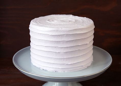 Buttercream cake with frosted horizontal lines that give a ribbon or wave look Cake Texture, Textured Buttercream, Cake Design Tutorial, Buttercream Designs, Frosting Techniques, Icing Techniques, Cake Piping, Cake Kit, Wedding Cake Recipe