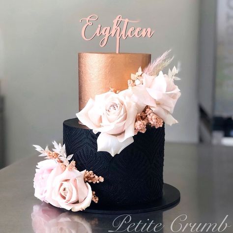 Petite Crumb Cakes Brisbane on Instagram: “Another black and rose gold cake that has my heart 🖤 This pretty thing was delivered to the W hotel today! Top tier: Cookies and cream mud…” Black And Rose Gold Cake, Rose Gold Party Theme, 18th Birthday Cake For Girls, Queens Birthday Cake, Crumb Cakes, 18th Party, Black And Gold Cake, Bling Cakes, Rose Gold Cake