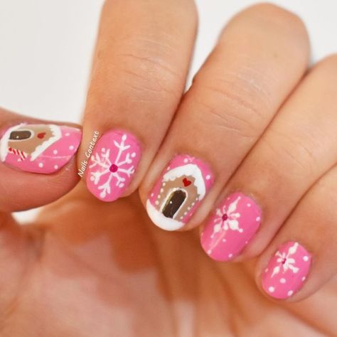 Gingerbread House Nail Art, Holiday Nails Gingerbread, Cute Christmas Nails Gingerbread, Snowglobe Nails, Pink Gingerbread Nails, Christmas Nails Acrylic Gingerbread, Gingerbread House Nails, Pink Christmas Nails Gingerbread, Gingerbread Nail Art