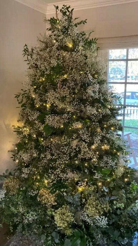 Christmas Tree Flowers, Christmas Tree Decorating Themes, Elegant Christmas Trees, A White Christmas, Christmas Tree Inspiration, Christmas Living Rooms, Holiday Christmas Tree, Christmas Decor Ideas, Christmas Tree Themes