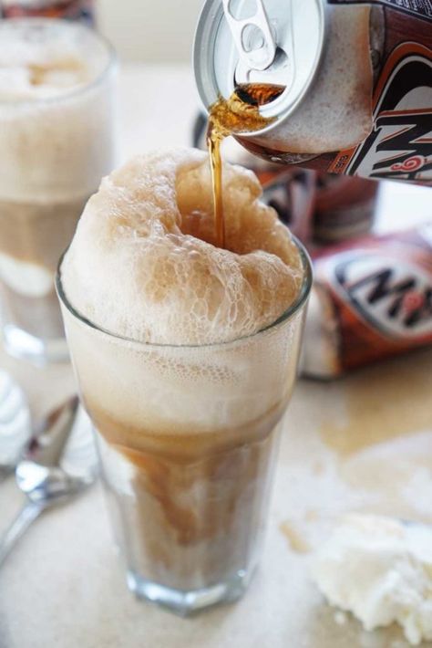 How To Build the Perfect Root Beer Float Alcoholic Root Beer Float, Root Beer Floats Party, Root Beer Float Popsicles, Root Beer Float Bar, Root Beer Float Recipe, Root Beer Candy, Root Beer Float Pie, Root Beer Float Cake, Rootbeer Float Cupcakes