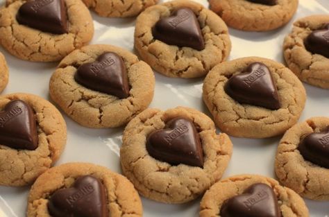 Valentine’s Day Recipe – Chocolate Heart Peanut Butter Cookies Jordan Sparks, Biscotti Cookies, Shaped Cookies, Valentine Desserts, Valentines Day Desserts, Valentines Day Food, Valentines Day Cookies, Valentine's Day Recipes, Easy Diets