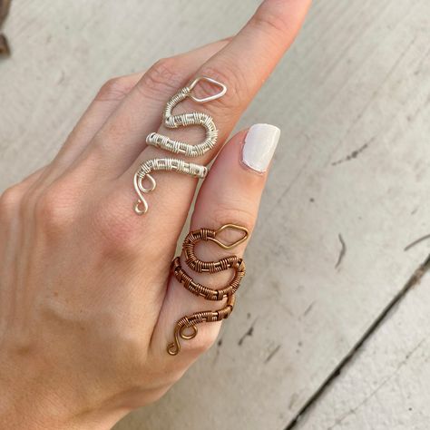 Wire Wrapped Snake, Wire Jewelry Rings, Garnet Ring Silver, Wire Wrap Jewelry Designs, Snake Ring Silver, Diy Jewelry Projects, Snake Jewelry, Beaded Jewelry Designs, Diy Wire Jewelry