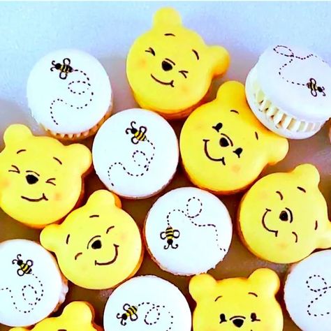 Honey Pot Cupcakes, Winnie The Pooh Macarons, Draw Winnie The Pooh, Macaron Ideas, Winnie The Pooh Characters, Pooh Characters, Covered Oreos, Chocolate Covered Oreos, Honey Pot