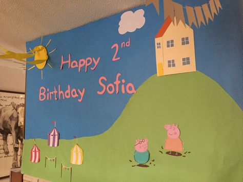 Feature wall backdrop Diy Peppa Pig Backdrop, Pegga Pig, Peppa Pig Birthday Decorations, George Pig Birthday, Peppa Birthday, Peppa Pig Party Decorations, Peppa Pig Birthday Party Decorations, Peppa Pig Decorations, Peppa Party