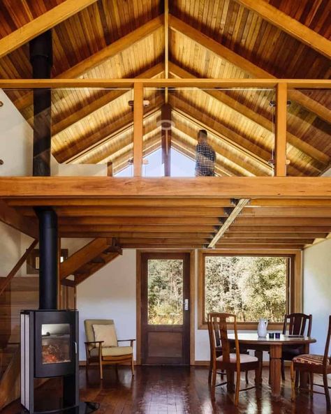 Log Cabin Loft Ideas, Rustic Loft Ideas, Loft Railing Ideas, Modern Lodge Home, Railing Styles, Loft Railing, Indoor Railing, Cottage Loft, Loft Staircase