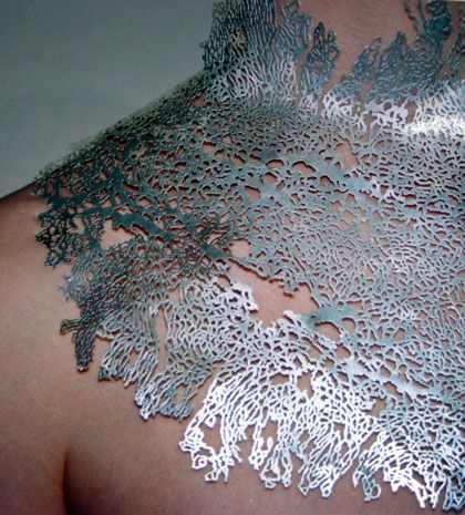 Colletin de lichen ou en aluminium "aérien" ? Contemporary Jewelry Design, Body Adornment, Neck Piece, Contemporary Jewellery, Contemporary Jewelry, Schmuck Design, Modern Jewelry, The Little Mermaid, Wearable Art