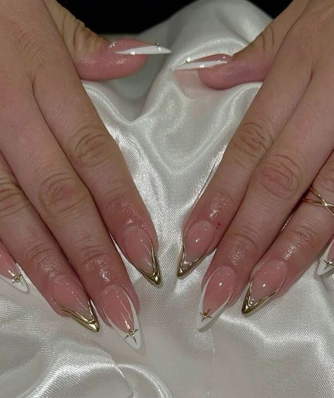 Almond Shaped Gold Nails, Pink White And Gold Almond Nails, Almond French Tip Nails With Gold Design, Nail Inspo Designs Almond, Nail Inspo For Wedding, Cute Almond Nails Design Christmas, Classy Champagne Nails, Gold Detail Nails Almond, Hoco Nails Almond Shape