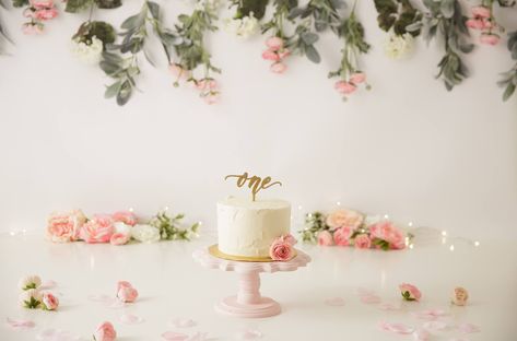 Smash Cake Photoshoot Indoor, Simple Cake Smash Backdrop, Easter Photography Ideas Indoor, Floral 1st Birthday Photoshoot, Floral Cake Smash Photography, Floral First Birthday Photoshoot, Smash Cake Photoshoot Ideas, First Bday Cake Smash, Floral Cake Smash